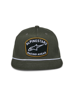 Gorra Snapback Promptus de Alpinestars, verde militar, corona estructurada con visera plana, gran parche frontal con bordado blanco 'Alpinestars Racing Ahead' y borde dorado, detalle de cuerda trenzada blanca, accesorio casual de motorsport
