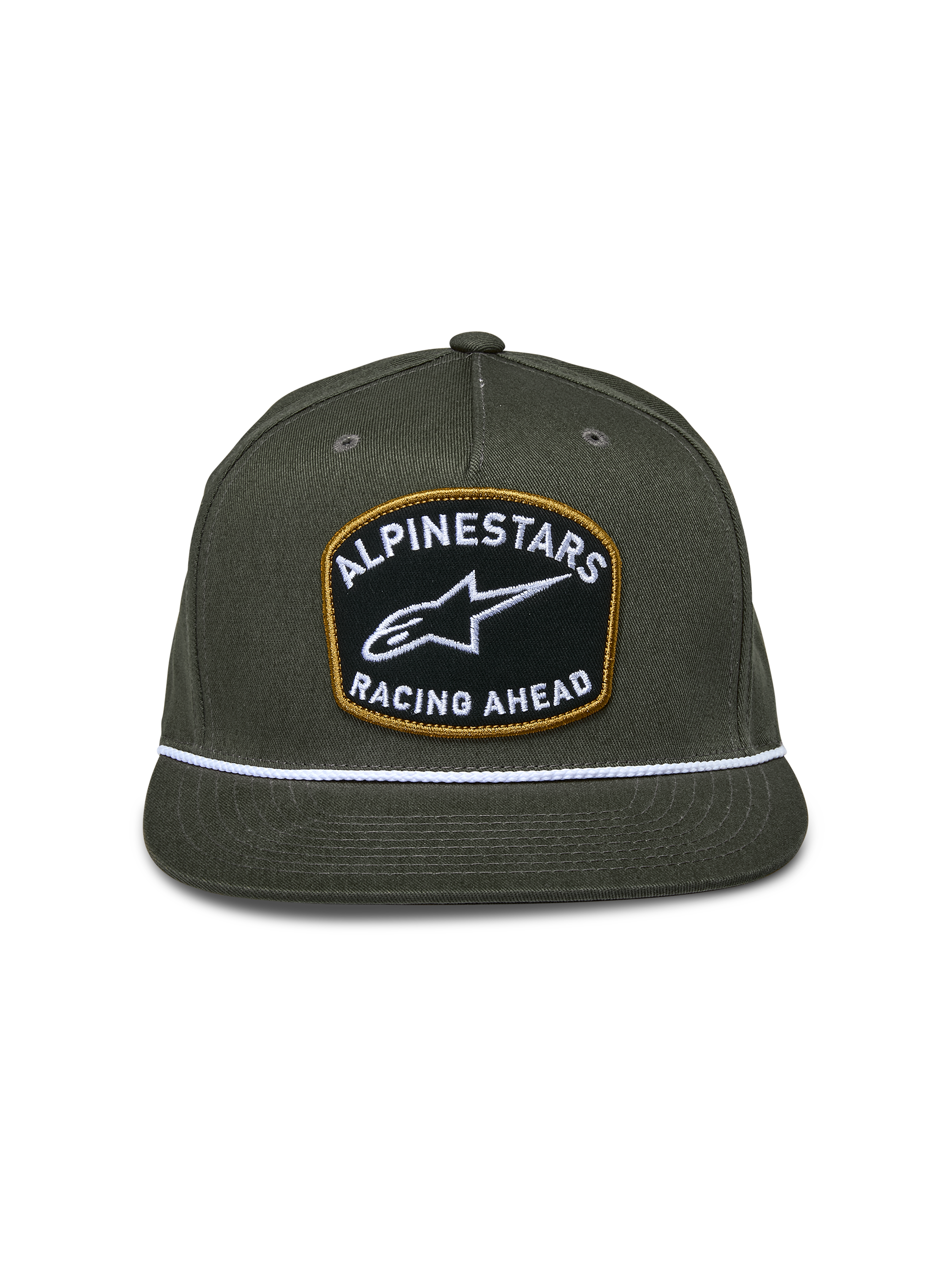 Gorra Snapback Promptus de Alpinestars, verde militar, corona estructurada con visera plana, gran parche frontal con bordado blanco 'Alpinestars Racing Ahead' y borde dorado, detalle de cuerda trenzada blanca, accesorio casual de motorsport
