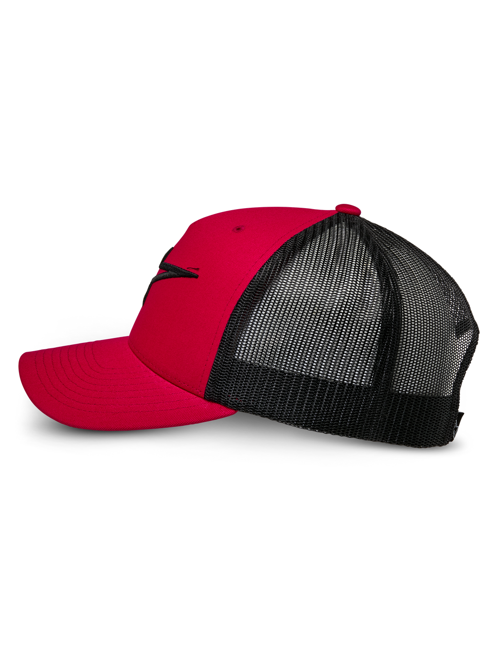Gorra Trucker Alpinestars Ageless, rojo y negro, vista lateral con visera curva y parte frontal estructurada con logotipo Astars bordado en 3D negro, parte trasera de malla negra para transpirabilidad, diseño clásico inspirado en el motorsport