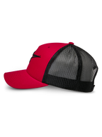 Gorra Trucker Alpinestars Ageless, rojo y negro, vista lateral con visera curva y parte frontal estructurada con logotipo Astars bordado en 3D negro, parte trasera de malla negra para transpirabilidad, diseño clásico inspirado en el motorsport