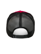 Gorra Trucker Alpinestars Ageless, rojo y negro, vista trasera con malla de poliéster negra y cierre snapback ajustable, botón superior y detalles de la corona en rojo, gorra casual de estilo motorsport