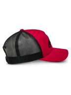 Gorra Trucker Alpinestars Ageless, roja y negra, vista de perfil lateral que muestra la parte delantera roja estructurada y la visera curva con paneles traseros de malla negra transpirable, accesorio de cabeza casual inspirado en el automovilismo