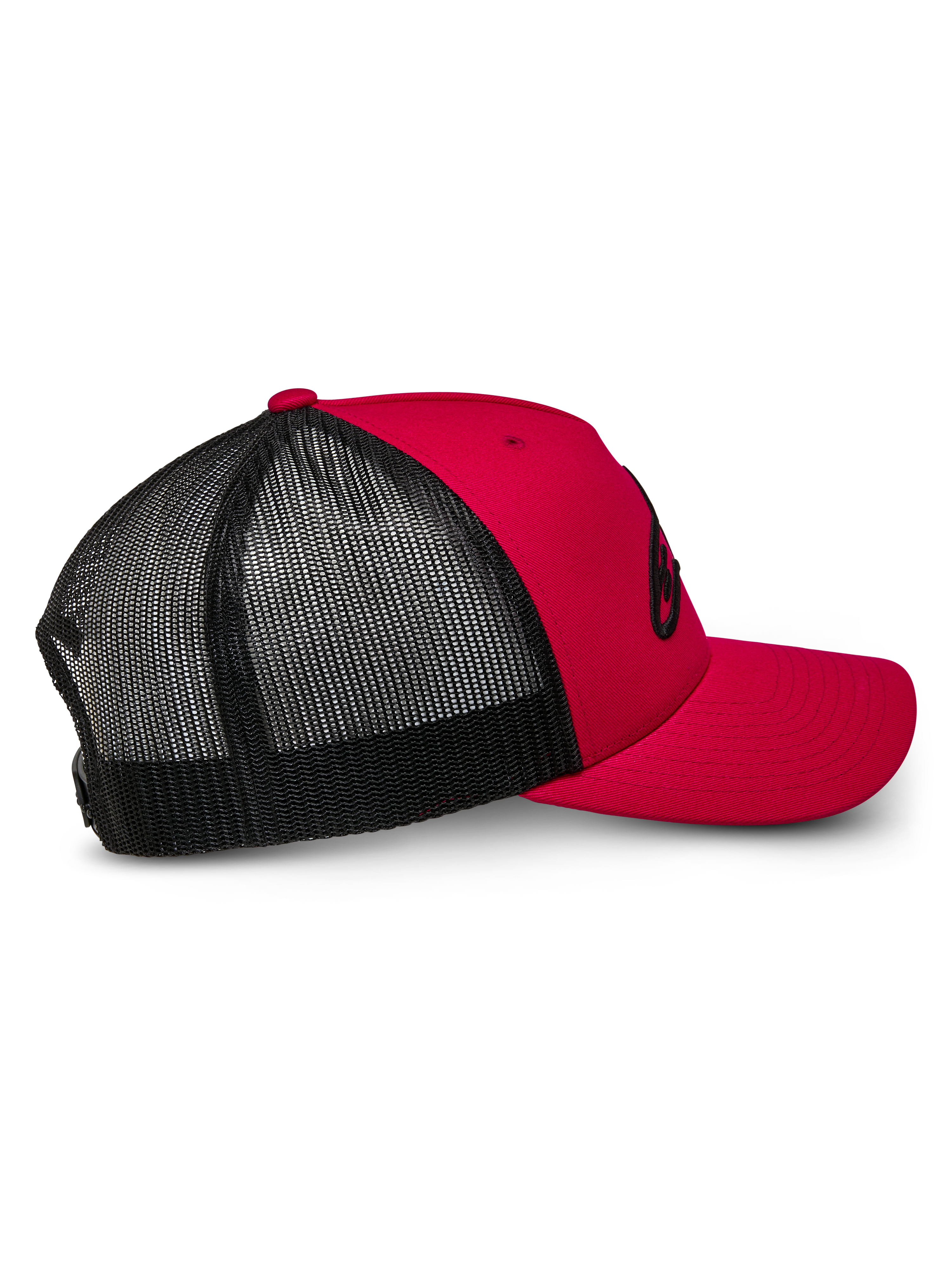 Gorra Trucker Alpinestars Ageless, roja y negra, vista de perfil lateral que muestra la parte delantera roja estructurada y la visera curva con paneles traseros de malla negra transpirable, accesorio de cabeza casual inspirado en el automovilismo