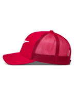 Alpinestars Ageless Trucker, gorra deportiva roja con malla trasera transpirable, visera curva y bordado de logotipo blanco, estilo motorsports
