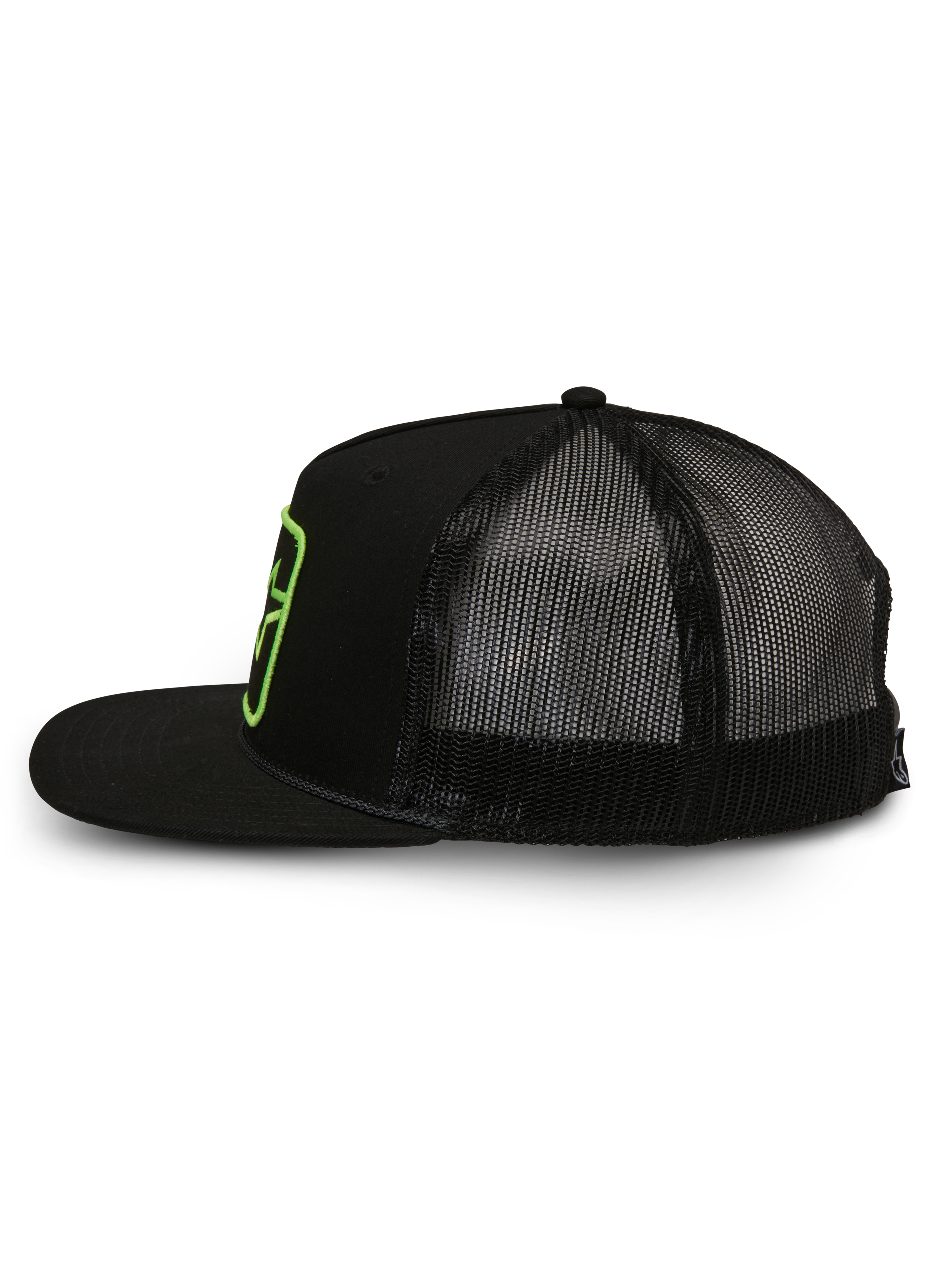 Gorra Trucker Control de Alpinestars, gorra tipo trucker, negra, vista de perfil lateral que muestra la parte trasera de malla de poliéster y el frente de sarga, visera plana con detalle de cuerda trenzada, parche con logotipo bordado en verde, ropa urbana casual inspirada en el motociclismo
