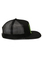 Alpinestars Control Trucker Hat, gorra tipo trucker negra, vista lateral con parte trasera de malla y visera plana, contorno del logotipo bordado en verde lima, estilo casual motorsport streetwear