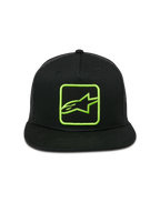 Gorra Alpinestars Control Trucker, negra con logotipo bordado en verde lima, visera plana con cuerda trenzada, parte trasera de malla y cierre a presión, estilo casual de automovilismo y streetwear