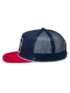 Gorra Trucker Alpinestars Control, vista lateral, azul marino con visera plana roja, detalle de cuerda trenzada blanca, paneles de malla traseros, accesorio casual inspirado en el automovilismo