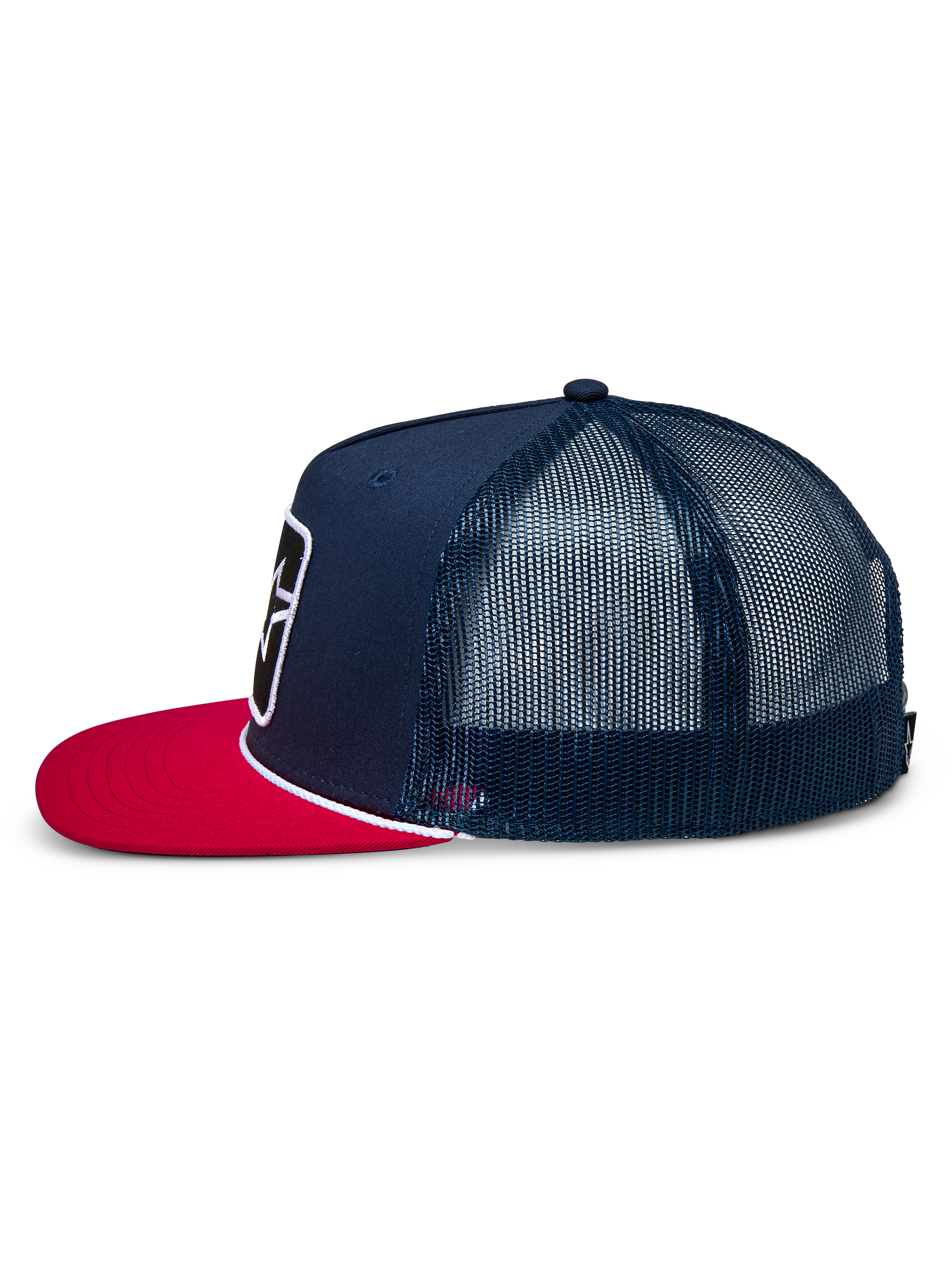 Gorra Trucker Alpinestars Control, vista lateral, azul marino con visera plana roja, detalle de cuerda trenzada blanca, paneles de malla traseros, accesorio casual inspirado en el automovilismo
