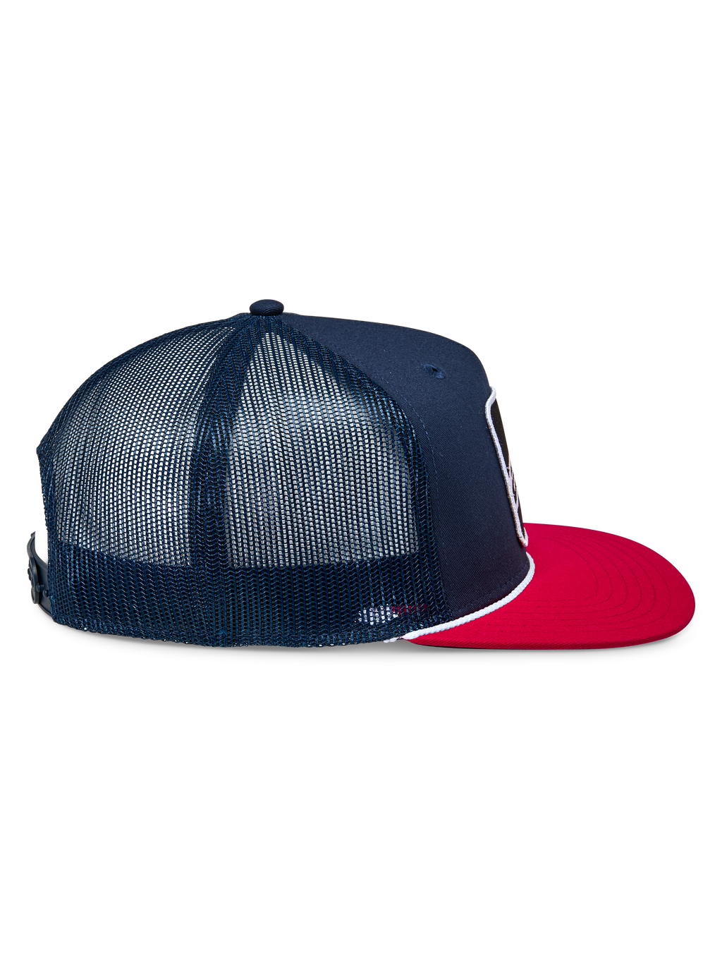 Gorra Alpinestars Control Trucker, azul marino y roja, vista de perfil lateral que muestra la parte delantera de sarga azul marino y paneles traseros de malla, visera plana roja con detalle de cuerda trenzada blanca, accesorio casual inspirado en el automovilismo