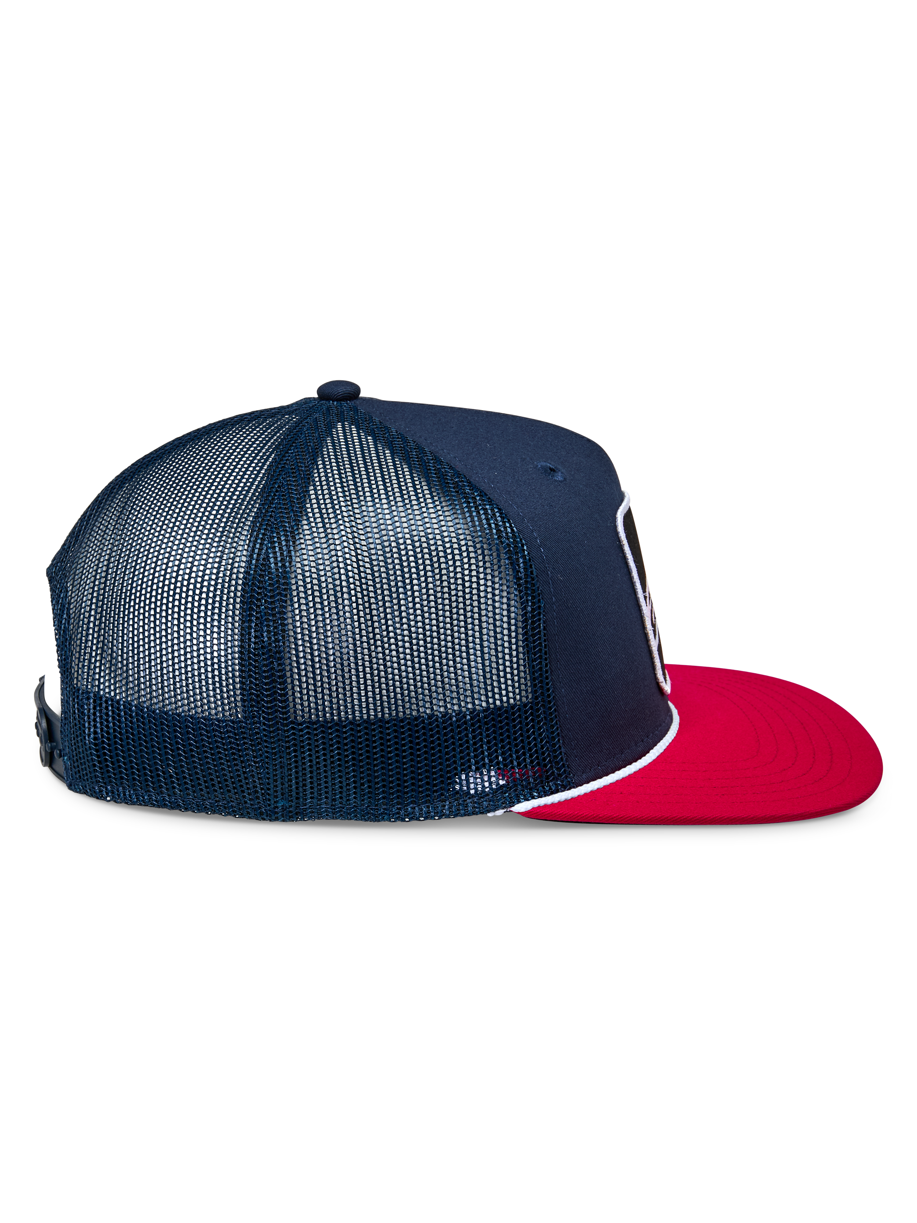 Gorra Alpinestars Control Trucker, azul marino y roja, vista de perfil lateral que muestra la parte delantera de sarga azul marino y paneles traseros de malla, visera plana roja con detalle de cuerda trenzada blanca, accesorio casual inspirado en el automovilismo