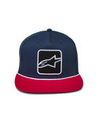 Gorra Alpinestars Control Trucker, azul marino y roja, corona estructurada con visera plana, parche frontal con el logotipo de Astars y detalle de cuerda trenzada blanca, parte trasera de malla, accesorio casual de estilo motorsport