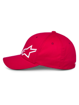 Gorra Alpinestars Corp Shift Multi, gorra de béisbol roja, vista de perfil lateral que muestra el logotipo Astars en 3D blanco, visera curva y corona estructurada, accesorio casual de motorsport