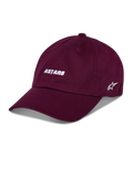 Alpinestars Deduce Strapback Hat, gorra de béisbol color borgoña, texto ASTARS bordado en blanco en el frente, logo de estrella en el lateral, visera curva, estilo casual motorsport streetwear