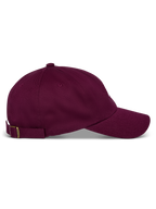 Gorra Alpinestars Deduce Strapback, color granate, vista lateral, visera curva con corona baja no estructurada, correa trasera ajustable de tela con hebilla metálica, estilo deportivo casual de sarga de algodón