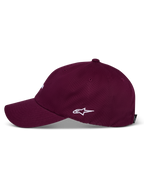Gorra Alpinestars Deduce Strapback, color borgoña, vista de perfil lateral con logotipo de Astars bordado en blanco, visera curva, corona baja no estructurada, accesorio informal de sarga de algodón
