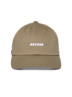 Gorra Alpinestars Deduce Strapback, color caqui, corona baja no estructurada con visera curva, bordado blanco de la palabra Astars en el frente, tejido de sarga de algodón, estilo casual inspirado en el automovilismo