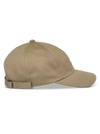 Gorra Alpinestars Deduce Strapback, caqui, vista de perfil lateral, visera curva con corona baja no estructurada, material de sarga de algodón con cierre de correa ajustable y marca con bordado plano.