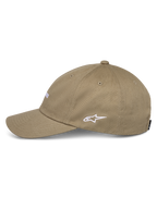 Gorra Alpinestars Deduce Strapback, color caqui, vista de perfil con el logotipo Astars bordado en blanco, visera curva, construcción en sarga de algodón, estilo urbano casual de automovilismo