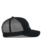 Gorra Trucker Alpinestars Reflect Ageless, vista de perfil lateral, Negro, con corona estructurada, visera curva y paneles traseros de malla transpirable, logotipo frontal reflectante, gorra casual inspirada en el automovilismo