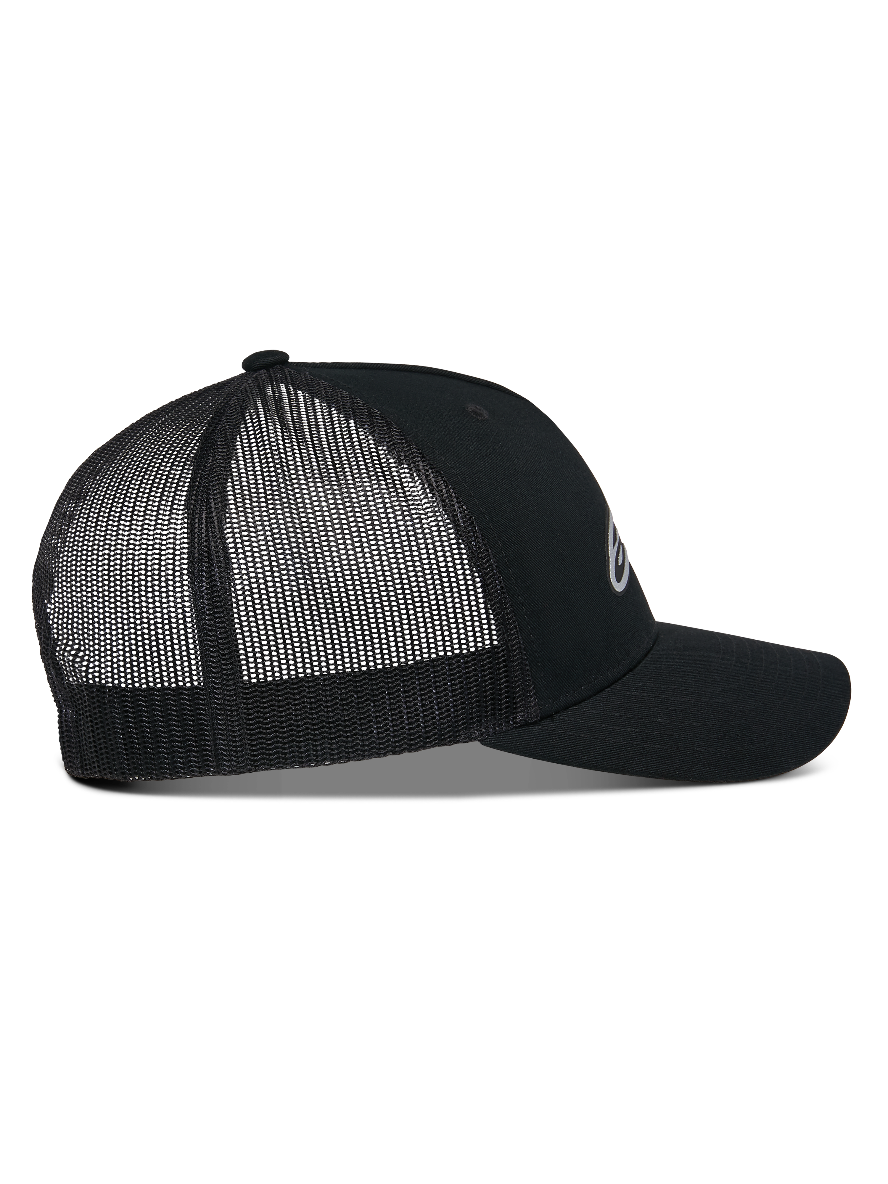 Gorra Trucker Alpinestars Reflect Ageless, vista de perfil lateral, Negro, con corona estructurada, visera curva y paneles traseros de malla transpirable, logotipo frontal reflectante, gorra casual inspirada en el automovilismo