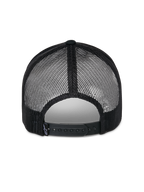 Gorra Trucker Alpinestars Reflect Ageless, negra, vista trasera que muestra paneles de malla de poliéster transpirable y cierre ajustable a presión, incluye una pequeña etiqueta de marca tejida, accesorio casual inspirado en el automovilismo