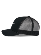 Gorra Trucker Alpinestars Reflect Ageless, perfil lateral, negra, visera curva con corona estructurada, paneles de malla transpirable en la parte posterior, detalle de logotipo reflectante, accesorio casual de estilo motorsport