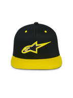 Gorra Alpinestars Thickness Snapback, gorra de visera plana con corona estructurada, color negro con visera y ojales en amarillo de alta visibilidad, logotipo Astars bordado en 3D en la parte frontal, estilo casual motorsport