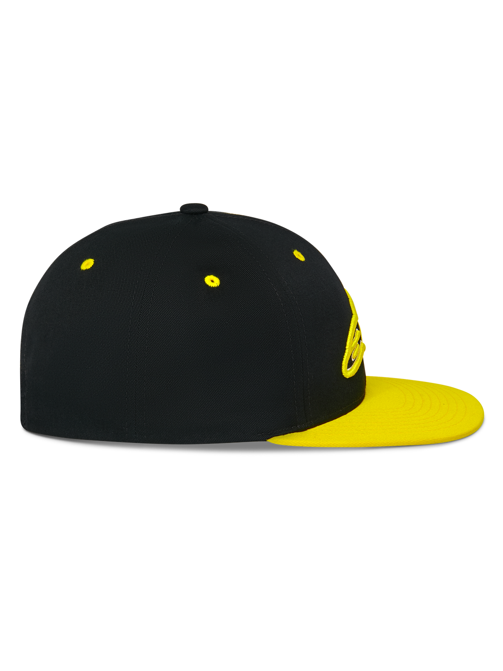 Gorra Snapback Alpinestars Thickness, vista de perfil lateral, corona negra con visera plana y ojales en amarillo de alta visibilidad, logotipo bordado en 3D en la parte frontal, accesorio de cabeza casual inspirado en el automovilismo