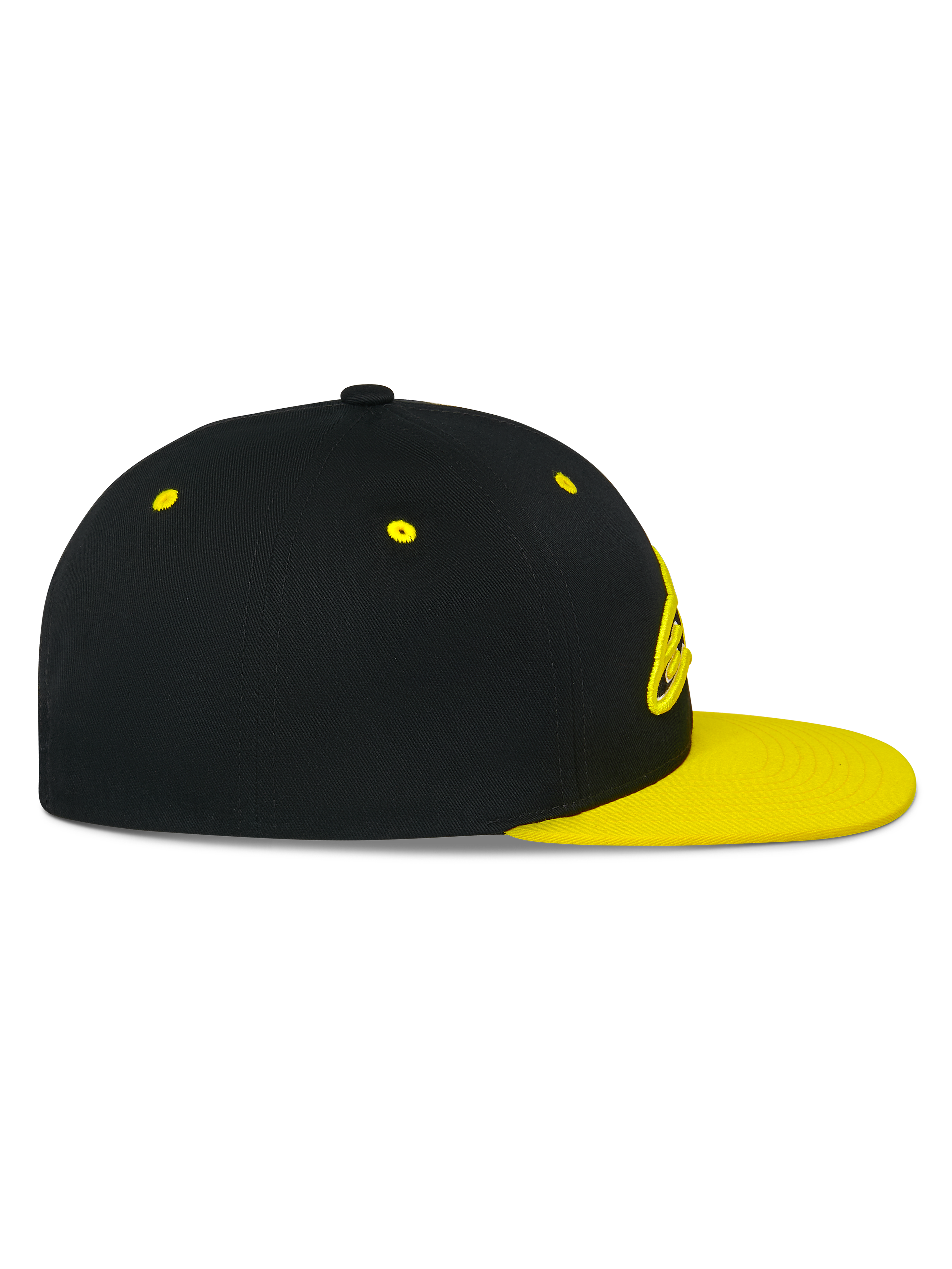 Gorra Snapback Alpinestars Thickness, vista de perfil lateral, corona negra con visera plana y ojales en amarillo de alta visibilidad, logotipo bordado en 3D en la parte frontal, accesorio de cabeza casual inspirado en el automovilismo