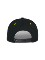 Gorra Snapback Alpinestars Thickness, negro y amarillo de alta visibilidad, vista trasera con cierre ajustable snapback, ojales bordados en amarillo, corona estructurada, accesorio de cabeza casual de estilo motorsport