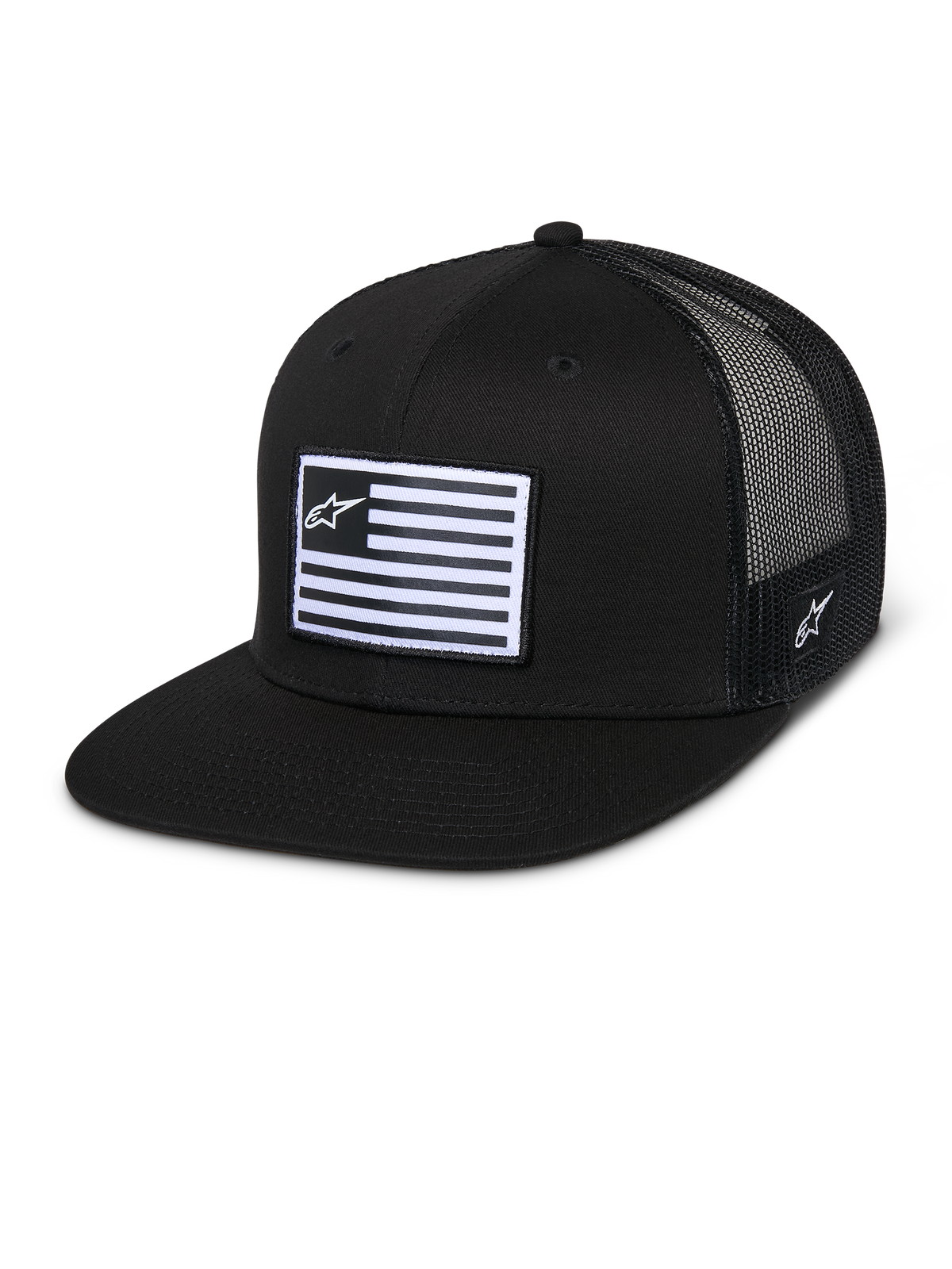 Gorra Alpinestars Flag Flat Trucker, negra, visera plana con corona estructurada, parte trasera de malla negra transpirable, parche frontal rectangular con rayas horizontales y logo de estrella, bordado lateral, diseño casual inspirado en el automovilismo