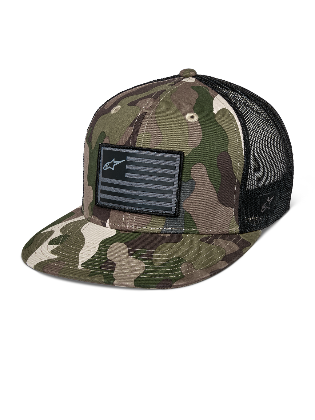 Alpinestars Flag Flat Trucker Hat, gorra trucker de visera plana, camuflaje verde y negro, con parte trasera de malla transpirable, corona estructurada con parche de logo tipo bandera en negro, gorra casual de estilo motorsport.