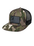 Alpinestars Flag Flat Trucker Hat, gorra trucker de visera plana, camuflaje verde y negro, con parte trasera de malla transpirable, corona estructurada con parche de logo tipo bandera en negro, gorra casual de estilo motorsport.