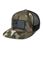 Alpinestars Flag Flat Trucker Hat, gorra trucker de visera plana, camuflaje verde y negro, con parte trasera de malla transpirable, corona estructurada con parche de logo tipo bandera en negro, gorra casual de estilo motorsport.