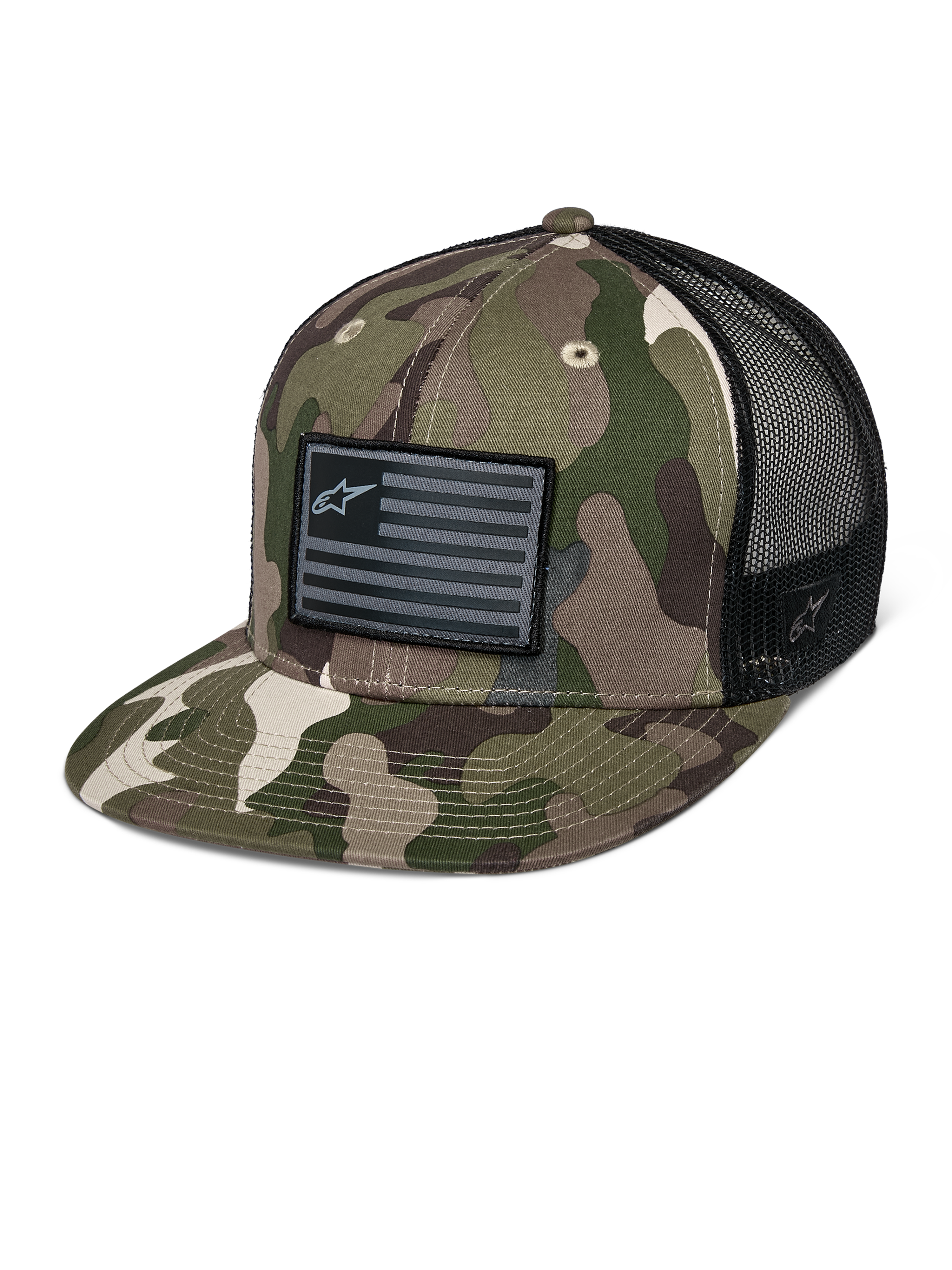 Alpinestars Flag Flat Trucker Hat, gorra trucker de visera plana, camuflaje verde y negro, con parte trasera de malla transpirable, corona estructurada con parche de logo tipo bandera en negro, gorra casual de estilo motorsport.