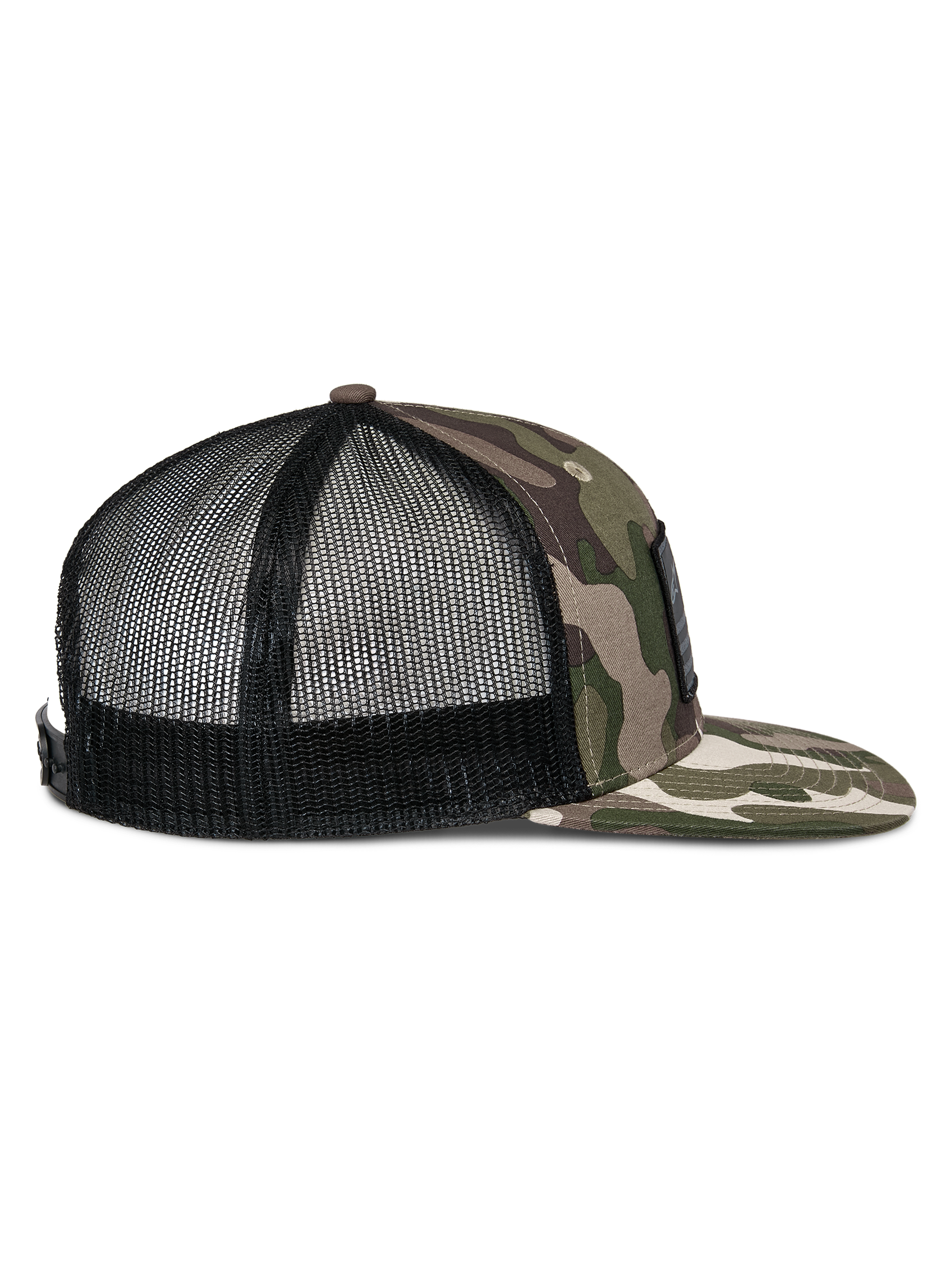 Gorra Trucker Plana Flag de Alpinestars, color verde camuflaje y negro, perfil lateral con visera plana de camuflaje, frente estructurado y malla trasera negra transpirable, cierre a presión, accesorio casual de motorsport