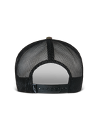 Gorra Trucker Plana Flag de Alpinestars, verde camuflaje y negro, vista posterior con paneles de malla negra transpirable y cierre snapback ajustable con una pequeña etiqueta del logo, accesorio casual inspirado en el automovilismo