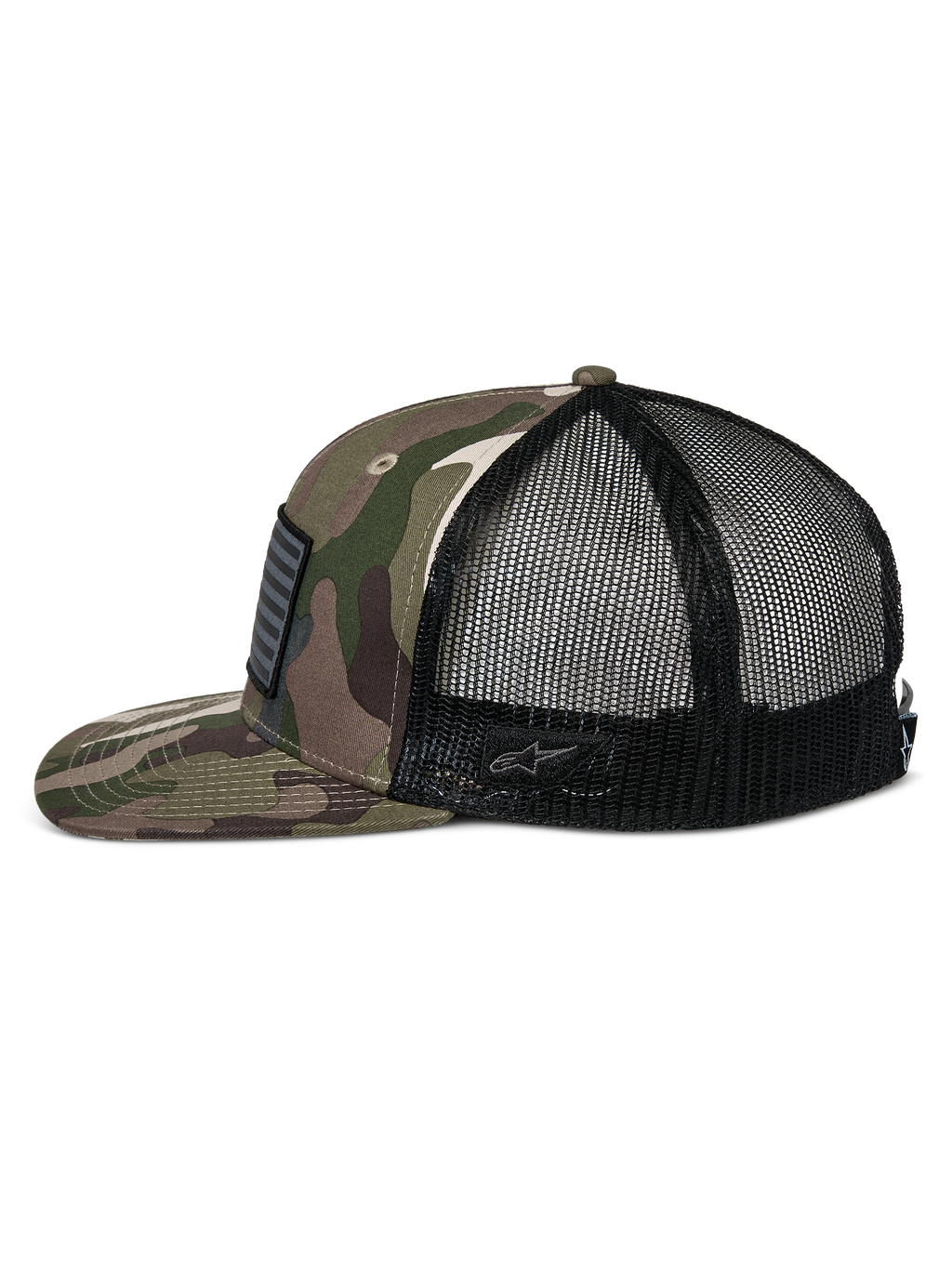 Gorra Alpinestars Flag Flat Trucker, camuflaje verde y negro, visera plana y corona estructurada, frente de sarga de camuflaje con malla trasera negra, vista lateral que muestra el parche de bandera merrow y el logotipo bordado, estilo urbano casual inspirado en el automovilismo