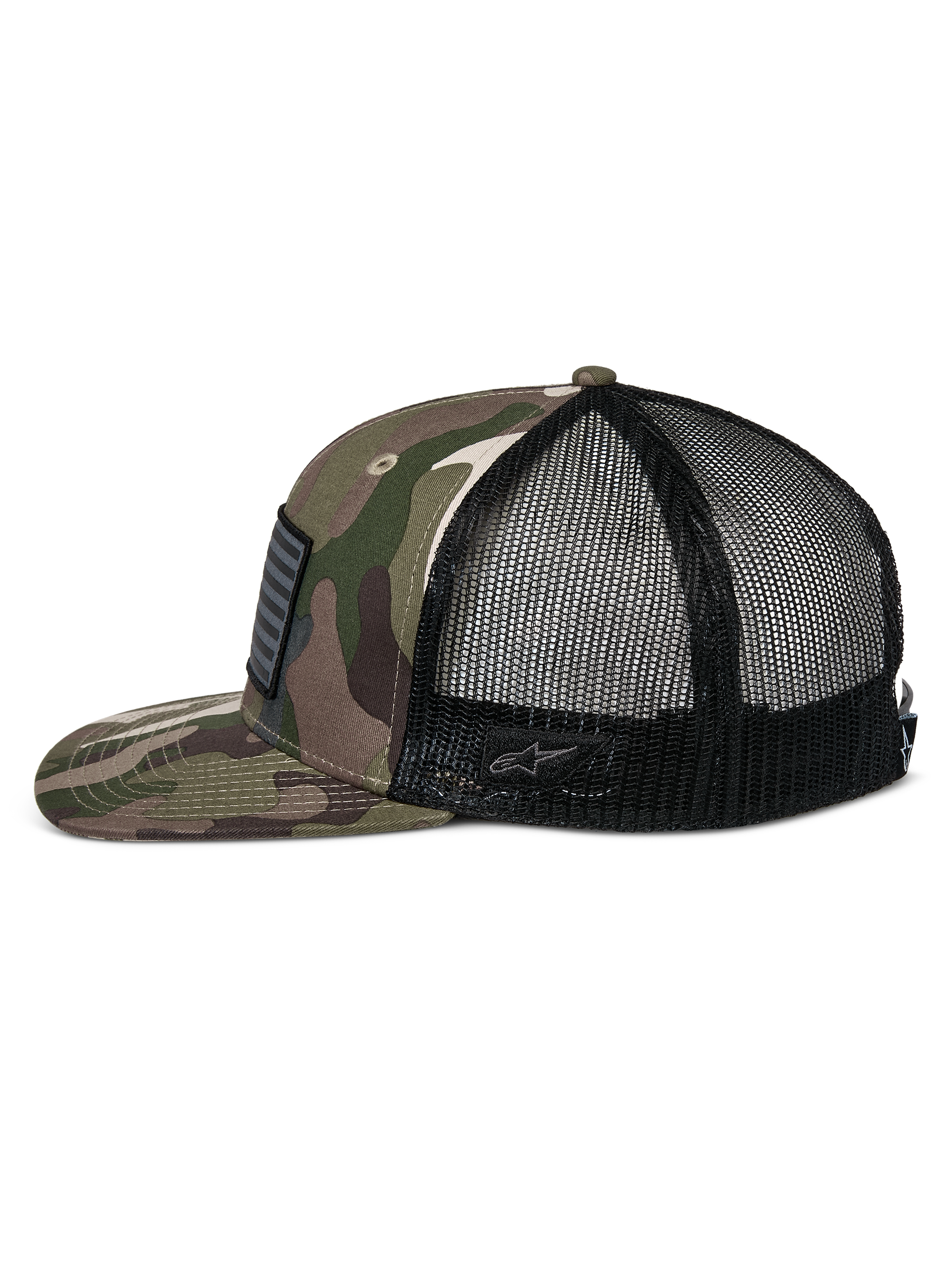 Gorra Alpinestars Flag Flat Trucker, camuflaje verde y negro, visera plana y corona estructurada, frente de sarga de camuflaje con malla trasera negra, vista lateral que muestra el parche de bandera merrow y el logotipo bordado, estilo urbano casual inspirado en el automovilismo