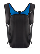 Mochila Alpinestars Defcon V3, vista trasera, negra con malla azul, con panel trasero acolchado y correas para los hombros de malla de aire, pequeño logo blanco de Alpinestars, mochila duradera para uso diario