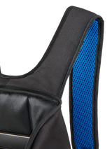 Mochila Alpinestars Defcon V3, negra y azul, primer plano de la correa acolchada para el hombro con forro de malla de aire en azul vibrante y el compartimento principal abierto, construcción textil duradera para uso diario casual.