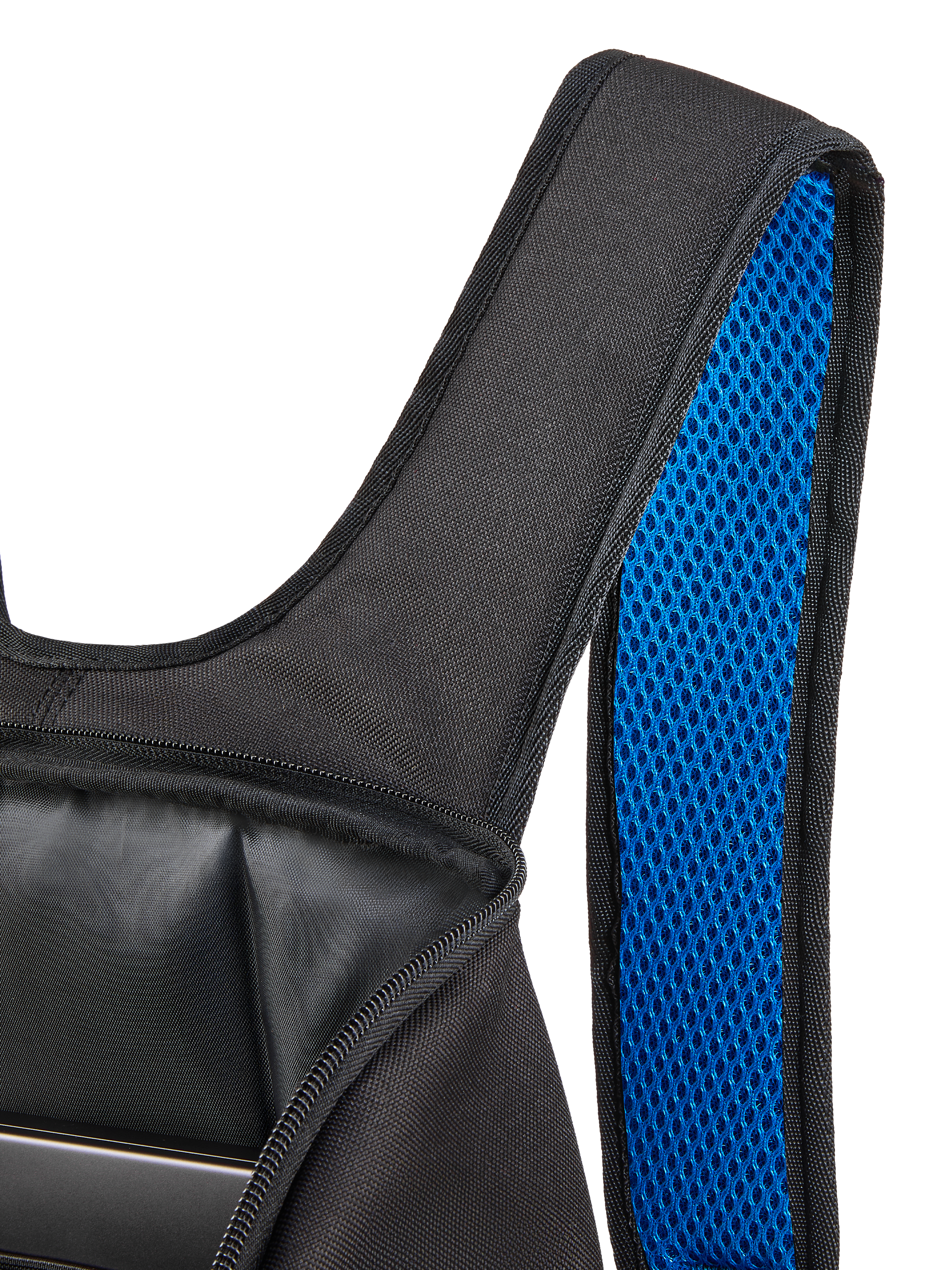 Mochila Alpinestars Defcon V3, negra y azul, primer plano de la correa acolchada para el hombro con forro de malla de aire en azul vibrante y el compartimento principal abierto, construcción textil duradera para uso diario casual.