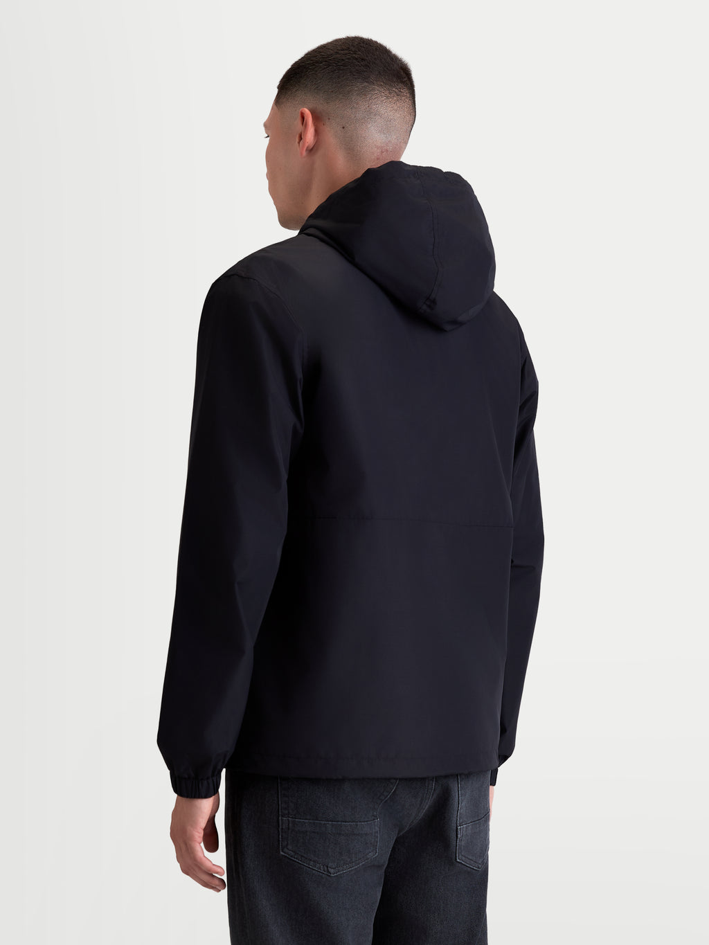 Alpinestars Chaqueta Cortavientos Speeder Resolve, cortavientos de sportswear para hombre, negro, vista trasera en modelo, tejido ligero y transpirable con capucha ajustable, estilo urbano.