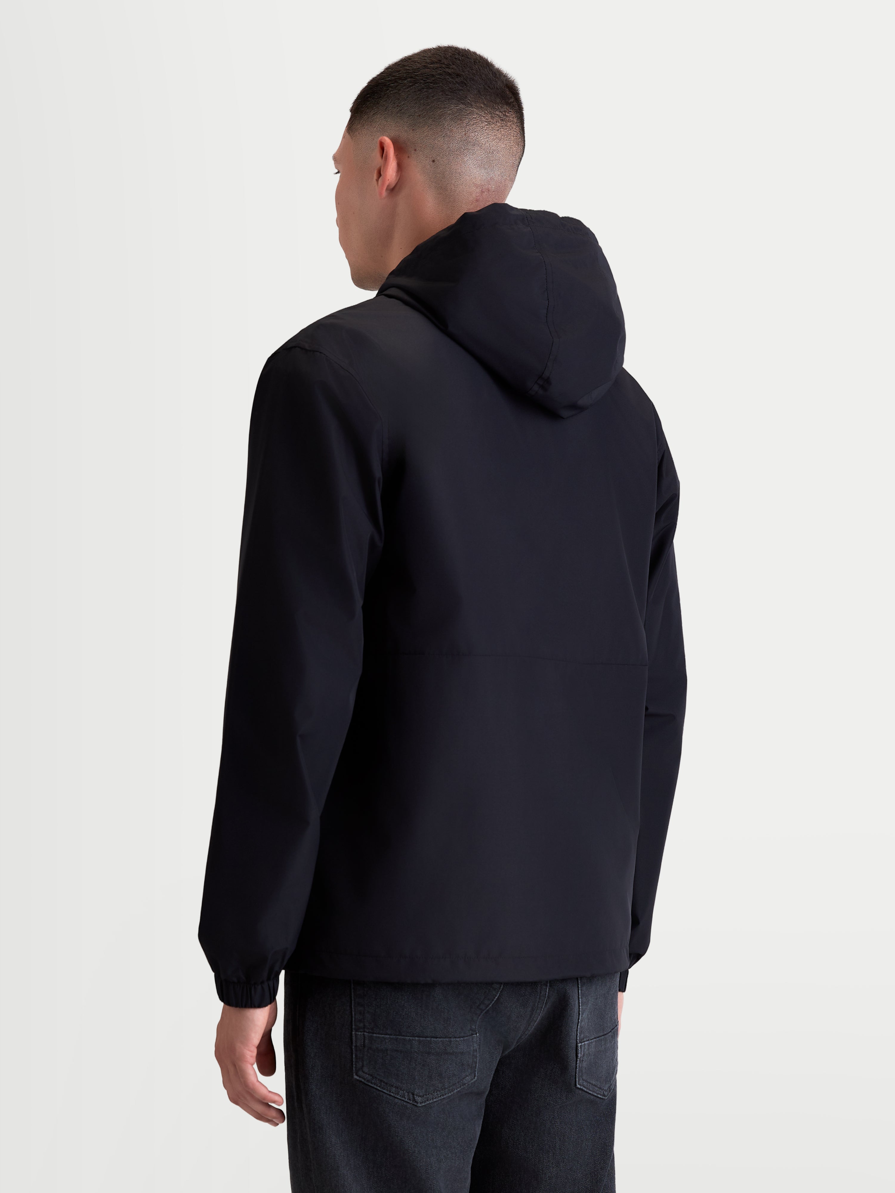 Alpinestars Chaqueta Cortavientos Speeder Resolve, cortavientos de sportswear para hombre, negro, vista trasera en modelo, tejido ligero y transpirable con capucha ajustable, estilo urbano.