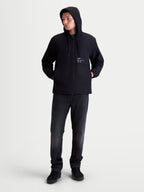 Alpinestars Speeder Resolve, chaqueta cortavientos con capucha para hombre, negra, 100% poliéster con forro de malla y logotipos en el pecho, vista de modelo con estilo casual urbano