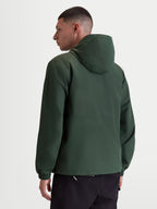 Alpinestars Chaqueta Cortavientos Speeder Resolve, cortavientos ligero para hombre de uso urbano, verde pino, poliéster con forro de malla, vista trasera en modelo mostrando el diseño limpio de la espalda, la capucha y los puños elásticos