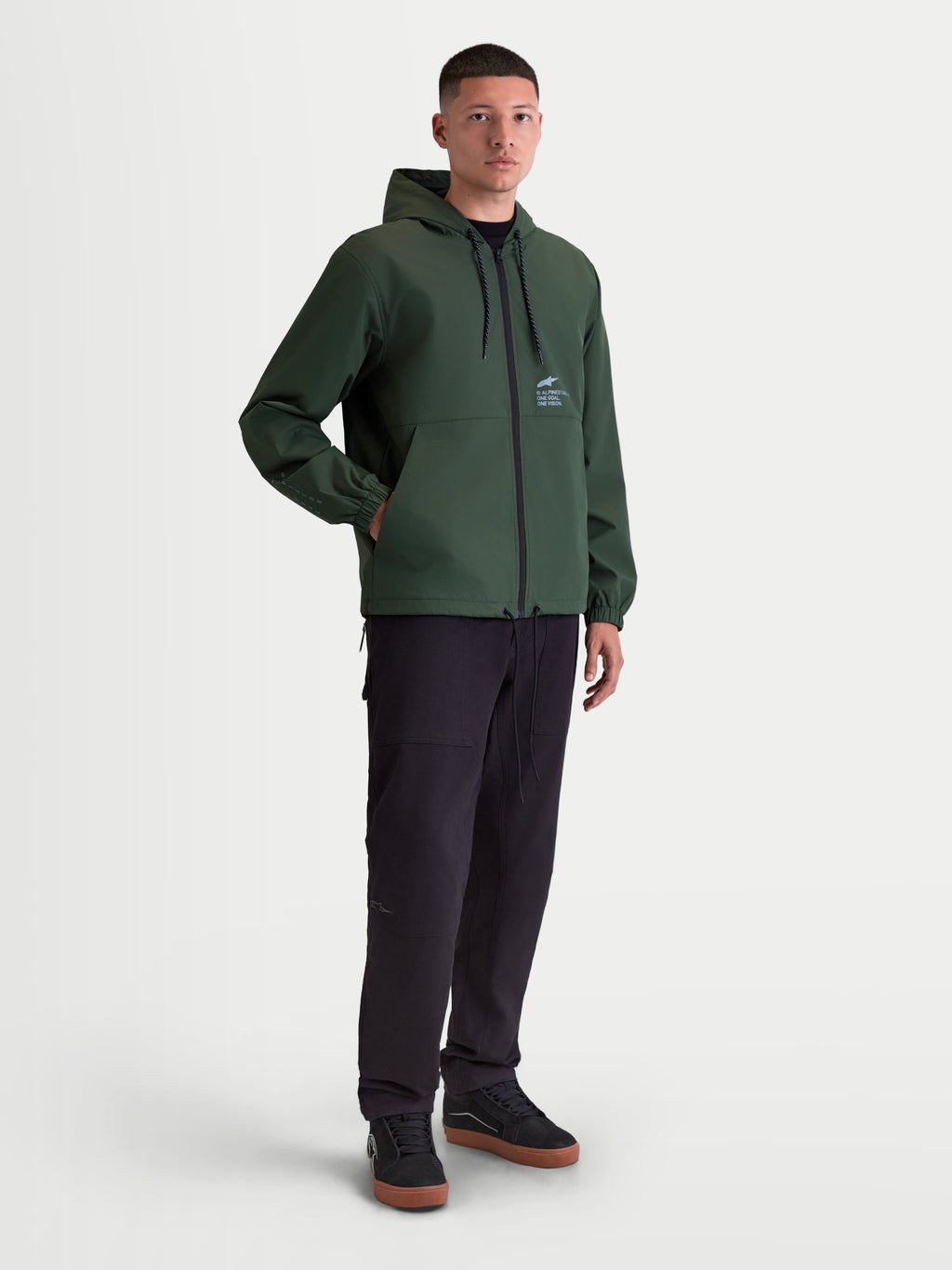 Alpinestars Speeder Resolve, chaqueta cortavientos con capucha para hombre, verde pino, construcción de poliéster ligera con forro de malla y logotipo en el pecho, ropa deportiva para uso urbano