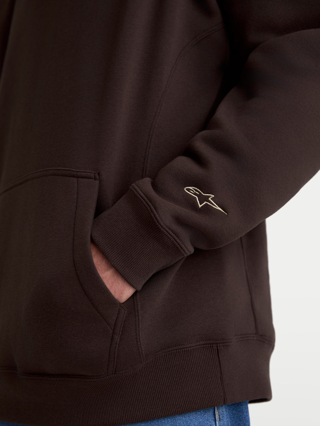 Alpinestars Sudadera Guise Oversize, sudadera de forro polar marrón, detalle del logotipo Astars bordado en la manga y bolsillo canguro, ropa deportiva lifestyle de ajuste relajado