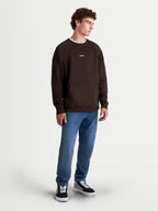 Sudadera Alpinestars Guise Oversize, sudadera de cuello redondo para hombre, marrón, ajuste relajado con bolsillo canguro y logotipos Astars bordados, algodón y poliéster reciclado, vista en modelo, estilo lifestyle y motorsport